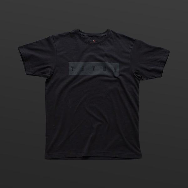 Third T-shirt black/black TITOS block logo